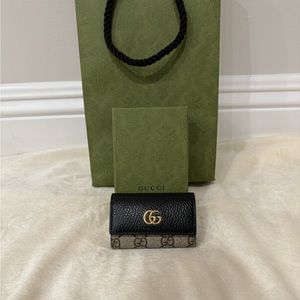 GUCCI Monogram GG Marmont 6 Key Holder